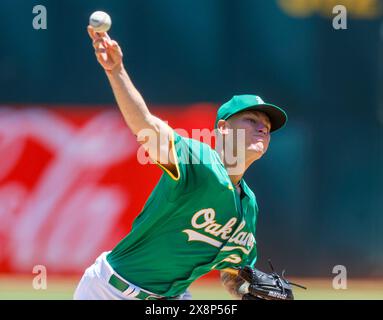 Oakland, États-Unis. 27 mai 2024. Aaron Brooks (53), lanceur de départ d'Oakland Athletics, affronte les Astros de Houston lors de la première manche au Coliseum d'Oakland, en Californie, le dimanche 26 mai 2024. (Photo de Nhat V. Meyer/Bay Area News Group/TNS/SIPA USA) crédit : SIPA USA/Alamy Live News Banque D'Images