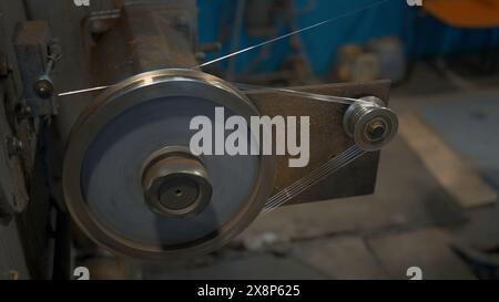Machine tournante industrielle avec fil. Créatif. Bobines rotatives enroulant le fil à l'usine. Atelier industriel avec fil sur machines tournantes de Banque D'Images