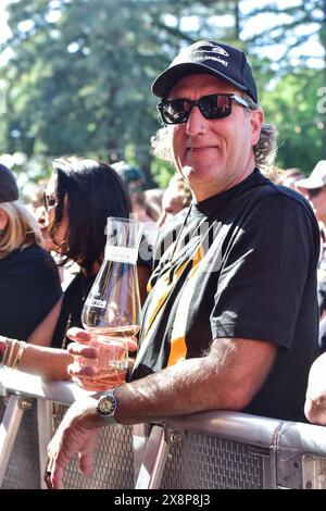 Napa, Californie, États-Unis. 25 mai 2024. Participant prenant un verre au BottleRock 2024 Music Festival. Crédit : Ken Howard/Alamy Banque D'Images