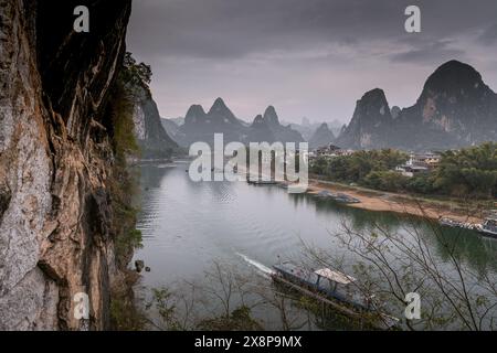 Vue sur la rivière Li (rivière Lijiang) avec de l'eau Azur parmi les montagnes karstiques pittoresques du comté de Yangshuo de Guilin, Chine. Collines vertes sur le ciel bleu backgr Banque D'Images