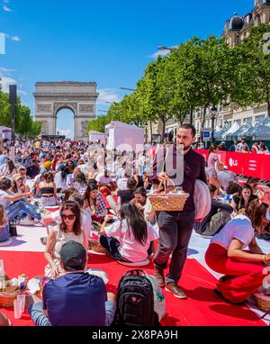 FRANCE. PARIS (75) 8 EME ARRONDISSEMENT. AVENUE DES CHAMPS-ELYSÉES (DIMANCHE 26 MAI 2024). A L'INITIATIVE DU COMITÉ DES CHAMPS-ELYSÉES, PRÈS DE 4,0 Banque D'Images