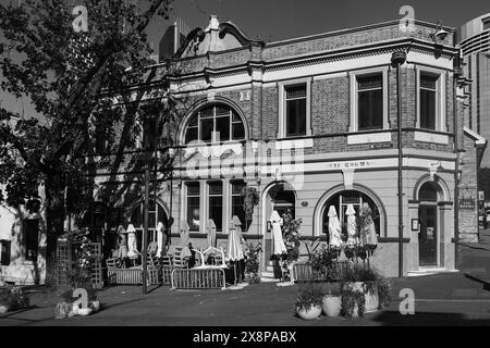 Sydney, Australie. Jeudi 22 juillet 2021. Le quartier des Rocks dans le quartier des affaires de Sydney est vide, montrant des cafés et des restaurants fermés avec des tables et des chaises vides. Banque D'Images