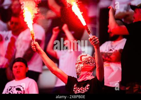 Lodz, Pologne. 25 mai 2024. Partisan de LKS avec des fusées éclairantes vues lors du match polonais PKO Bank Polski Ekstraklasa League entre LKS Lodz et PGE FKS Stal Mielec au stade municipal de Wladyslaw Krol. Score final ; LKS Lodz 3:2 PGE FKS Stal Mielec. Crédit : SOPA images Limited/Alamy Live News Banque D'Images