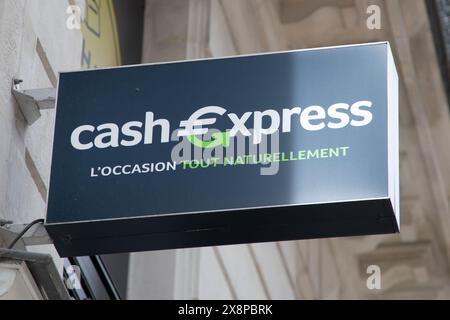nantes , France - 05 22 2024 : Cash express marque et logo enseigne magasin Street shop cash conversion de produits d'occasion cashexpress text Banque D'Images