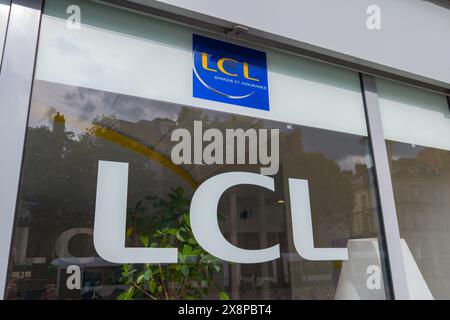 nantes , France - 05 22 2024 : logo lcl signe et texte de marque sur façade française agence de bureau d'assurance bancaire Banque D'Images