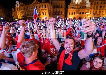 Prague, République tchèque. 26 mai 2024. Les partisans tchèques célèbrent un but lors du match final du Championnat mondial 2024 de l’IIHF entre la Suisse et la Tchéquie qui a été projeté sur grand écran sur la place de la vieille ville à Prague. L'équipe tchèque a battu la Suisse 2:0 lors du match final du Championnat du monde Mans de la Fédération internationale de hockey sur glace à Prague. L'équipe de Tchéquie a remporté le match pour la médaille d'or. Crédit : SOPA images Limited/Alamy Live News Banque D'Images