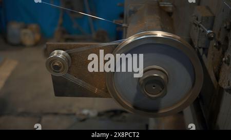Machine tournante industrielle avec fil. Créatif. Bobines rotatives enroulant le fil à l'usine. Atelier industriel avec fil sur machines tournantes de Banque D'Images