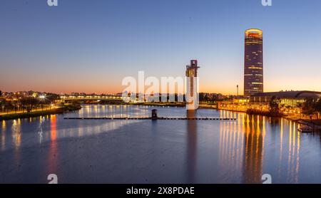 Vue nocturne de Torre Sevilla depuis un pont sur le fleuve Guadalquivir Banque D'Images