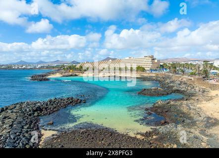 El Jablillo Idyllic Waters, un havre de plongée avec tuba à Costa Teguise, Lanzarote, encadré par des roches volcaniques et une vie marine vibrante. Banque D'Images