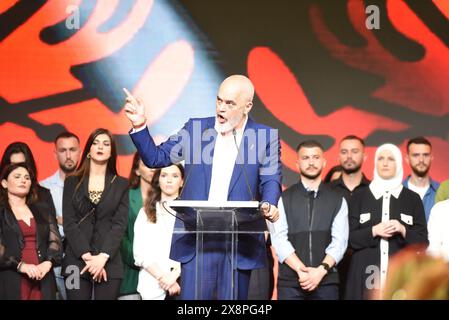 Busto Arsizio, Italie. 26 mai 2024. Le premier ministre albanais EDI RAMA a entrepris une tournée européenne pour rencontrer la diaspora albanaise. Après la rencontre à Athènes, Grèce, le 12 mai 2024, c'est maintenant au tour de la communauté albanaise en Italie, dans la ville de Busto Arsizio. Les réunions se poursuivront ensuite le 2 juillet 2024 à Londres, en Angleterre, et se termineront le 16 juillet 2024 à Dusseldorf, en Allemagne. Le premier ministre RAMA s'adresse à l'auditoire (crédit image : © Ervin Shulku/ZUMA Press Wire) USAGE ÉDITORIAL SEULEMENT! Non destiné à UN USAGE commercial ! Banque D'Images