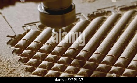 Gros plan de la machine à sculpter le bois automatisée. Créatif. Aiguille rotative avec machine de découpe robotisée en production. Entreprise de travail du bois avec moderne Banque D'Images