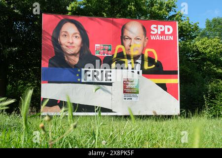 Affiche électorale du SPD endommagée avec lettrage AFD et portraits d'Olaf Scholz et Katarina Barley pour les élections européennes à Cologne Banque D'Images