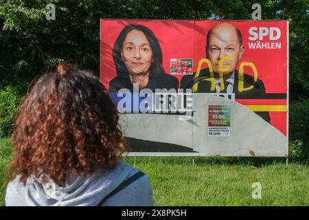 Affiche électorale du SPD endommagée avec lettrage AFD et portraits d'Olaf Scholz et Katarina Barley pour les élections européennes à Cologne Banque D'Images