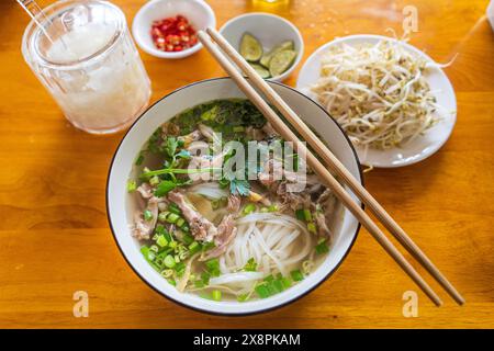 Nouilles au poulet Vietnam baguettes de soupe pho Banque D'Images
