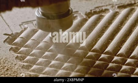 Gros plan de la machine à sculpter le bois automatisée. Créatif. Aiguille rotative avec machine de découpe robotisée en production. Entreprise de travail du bois avec moderne Banque D'Images