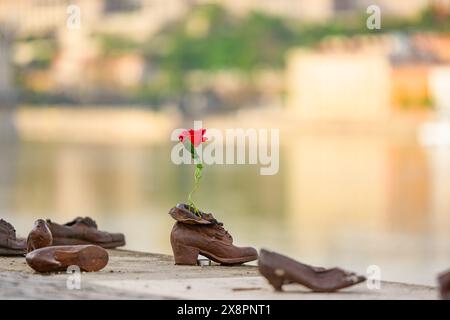 BUDAPEST, HONGRIE - 07 AVRIL 2024 : Chaussures sur le mémorial de la rive du Danube Banque D'Images