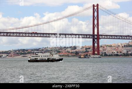 PRINCIPE DA BEIRA, bateau d'excursion touristique en cours dans l'estuaire du Tage sur fond du front de mer de Lisbonne, vue depuis Almada, Portugal Banque D'Images