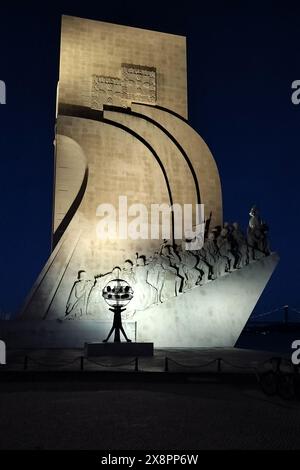 Monument aux découvreurs, sculptures et détails architecturaux, vue latérale illuminée la nuit, Belem, Lisbonne, Portugal Banque D'Images