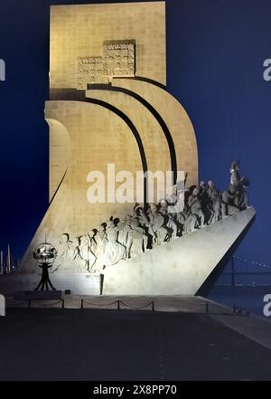 Monument aux découvreurs, sculptures et détails architecturaux, vue latérale illuminée la nuit, Belem, Lisbonne, Portugal Banque D'Images