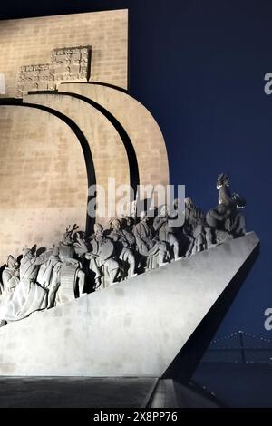 Monument aux découvreurs, sculptures et détails architecturaux, vue latérale illuminée la nuit, Belem, Lisbonne, Portugal Banque D'Images