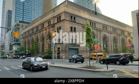 CON Edison 59th Street Station, angle view rom 11th Avenue en fin d'après-midi, New York, NY, USA Banque D'Images