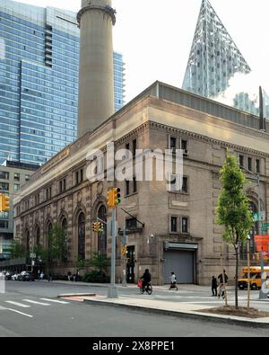 CON Edison 59th Street Station, angle view rom 11th Avenue en fin d'après-midi, New York, NY, USA Banque D'Images