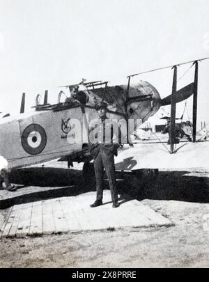 Bristol F.2b Fighter biplane of No. 6 Squadron Royal Air Force, Irak, 1922. L'officier debout devant est probablement F/O A. T. K. Shipwright, un pilote vetréen de la première Guerre mondiale qui a reçu la Distinguished Flying Cross en 1923 pour « énergie inlassable, bravoure et dévouement au devoir » lors des opérations au Kurdistan. Banque D'Images