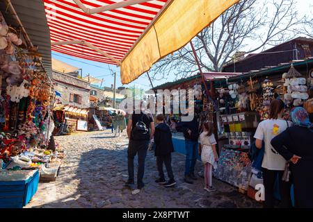 Une rue de la ville de Behram avec des touristes et des boutiques de souvenirs. Assos ancienne ville. Canakkale Turkiye - 4.13.2024 Banque D'Images