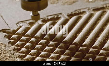 Gros plan de la machine à sculpter le bois automatisée. Créatif. Aiguille rotative avec machine de découpe robotisée en production. Entreprise de travail du bois avec moderne Banque D'Images