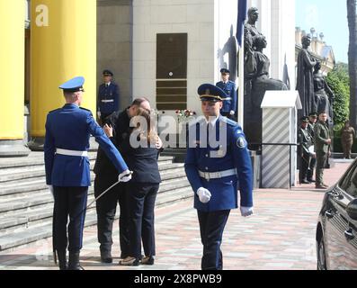 KIEV, UKRAINE - 24 MAI 2024 - le président de la Verkhovna Rada d'Ukraine Ruslan Stefanchuk accueille le maréchal du Sénat de la République de Pologne Malgorzata Kidawa-Blonska pour sa première visite à Kiev, capitale de l'Ukraine. Banque D'Images