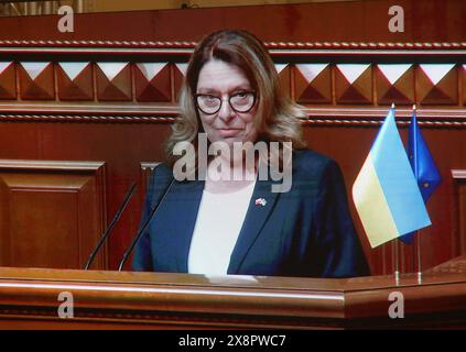 KIEV, UKRAINE - 24 MAI 2024 - la diffusion du discours du maréchal du Sénat de la République de Pologne Malgorzata Kidawa-Blonska, qui est en première visite à Kiev, depuis la salle de session de la Verkhovna Rada de l'Ukraine, Kiev, capitale de l'Ukraine. Banque D'Images