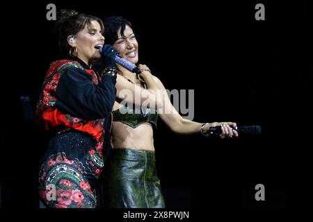 Porto, Portugal. 26 mai 2024. Nelly Furtado et la chanteuse portugaise de fado, Ana Moura, se produisant ensemble sur scène lors de la chanson força au North Festival 2024 à Porto. North Festival a lieu entre le 24 et le 25 mai. Alejandro Sanz, Keane et Nelly Furtado sont les têtes d’affiche du North Festival 2024, un événement musical qui a débuté ce vendredi au Serralves Park à Porto. Des milliers de personnes ont assisté au festival lors de la représentation de Nelly Furtado. (Photo de Diogo Baptista/SOPA images/SIPA USA) crédit : SIPA USA/Alamy Live News Banque D'Images