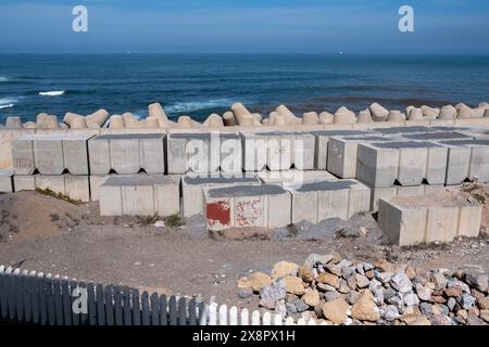 Vue des structures de défense côtière près du centre commercial Marina Mall à Casablanca, Maroc, le 5 octobre 2023. Ces structures sont conçues Banque D'Images