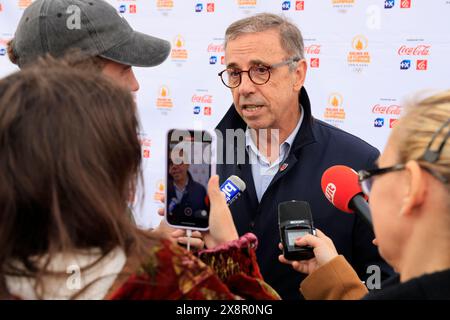 Arrivée du relais de la flamme olympique 2024 à Bordeaux. Pierre Hurmic, maire de Bordeaux. Bordeaux, Gironde, Nouvelle Aquitaine, France. Europe. Crédit : P Banque D'Images