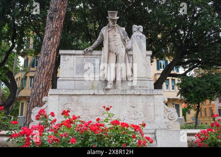 Italie : Monument au poète italien Giuseppe Gioachino Belli (1791 - 1863), dans le Trastevere (13ème rione ou district administratif), Rome. Giuseppe Francesco Antonio Maria Gioachino Raimondo Belli était célèbre pour ses sonnets en romanesco, le dialecte de Rome. Banque D'Images