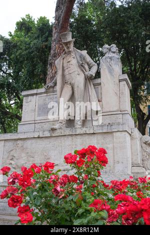 Italie : Monument au poète italien Giuseppe Gioachino Belli (1791 - 1863), dans le Trastevere (13ème rione ou district administratif), Rome. Giuseppe Francesco Antonio Maria Gioachino Raimondo Belli était célèbre pour ses sonnets en romanesco, le dialecte de Rome. Banque D'Images