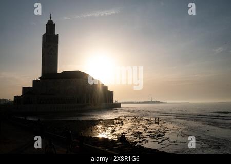 La mosquée Hassan II s'est dessinée contre le coucher du soleil à Casablanca, Casablanca-Settat, Maroc, le 6 octobre 2023. La mosquée Hassan II est l'une des plus grandes Banque D'Images