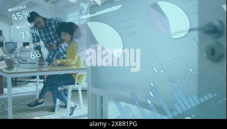 Image de l'interface infographique se déplaçant sur des collègues multiraciaux discutant au bureau dans le bureau Banque D'Images
