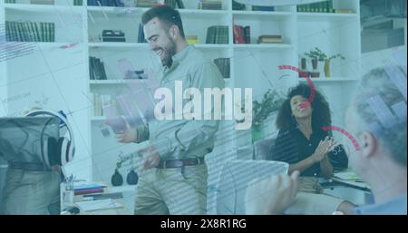 Image de l'interface infographique, heureux homme diversifié dansant et collègues applaudissent dans le bureau Banque D'Images