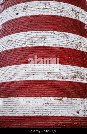 Gros plan des rayures rouges et blanches du phare de Quoddy Head, dans le Maine Banque D'Images