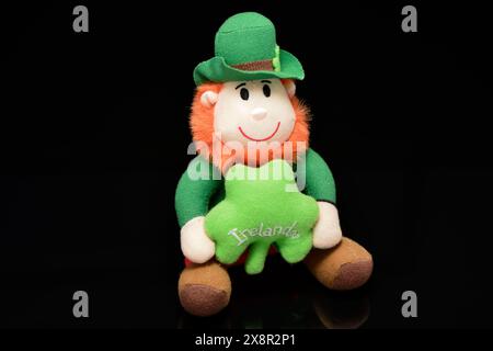 Sourire Leprechaun poupée jouet décoratif irlandais souvenirs sur noir Banque D'Images