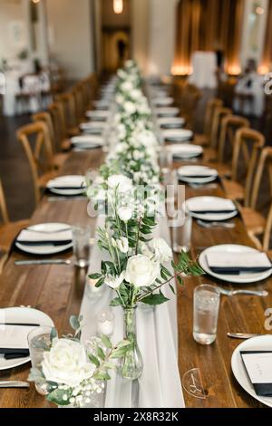 Élégante table de réception de mariage avec des centres de table floraux blancs Banque D'Images