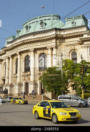 Vue sur la rue de l'Université de Sofia : extérieur du bâtiment Kliment Ohridski à Sofia Bulgarie, Europe de l'est, Balkans, UE Banque D'Images