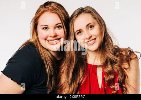 Portrait clé de deux magnifiques adolescentes, soeurs Banque D'Images