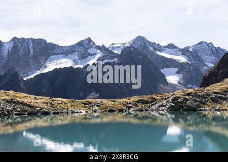 Lac alpin avec des sommets enneigés dans les Alpes de Stubai, Tyrol, Autriche Banque D'Images