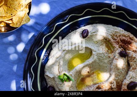 Houmous servi dans un jardin d'une vieille maison en pierre en Catalogne, Espagne Banque D'Images