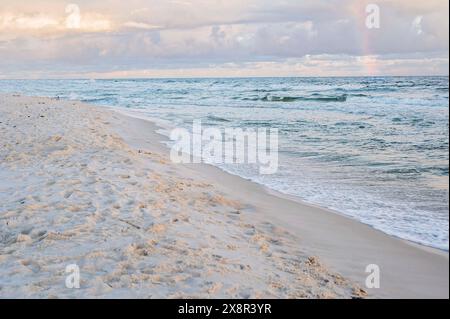 Vagues se lavant doucement sur une plage de sable à Fort Morgan, Alabama Banque D'Images