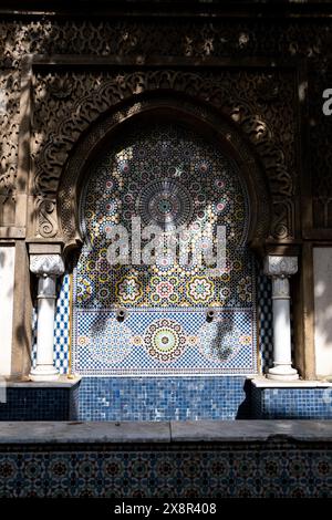 Une fontaine ornée avec des carreaux complexes et des détails en pierre sculptée dans le quartier Habous de Casablanca, Maroc, le 7 octobre 2023. Ce décoratif Banque D'Images