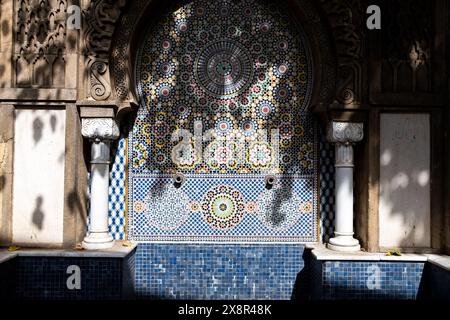 Une fontaine ornée avec des carreaux complexes et des détails en pierre sculptée dans le quartier Habous de Casablanca, Maroc, le 7 octobre 2023. Ce décoratif Banque D'Images