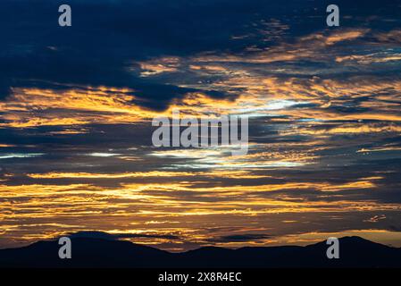 Haikou. 25 mai 2024. Cette photo prise le 25 mai 2024 montre la lueur matinale dans la mer de Chine méridionale. La mer calme, les nuages colorés, le ciel étoilé de nuit, le lever et le coucher du soleil magnifiques se déroulent lentement comme un rouleau d'image dans la mer de Chine méridionale. Crédit : pu Xiaoxu/Xinhua/Alamy Live News Banque D'Images